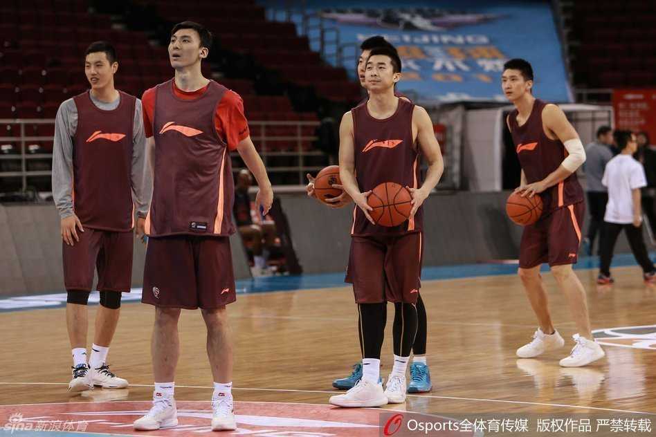 全队进行投篮热身时，皮球划过空中留下的虚影与球员们专注的身姿交织在一起，背景中可以看到教练组正在紧张地记录着每一个人的投篮热区。