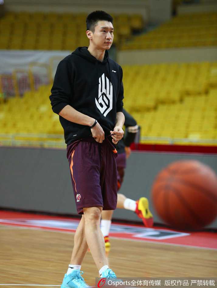 老将张庆鹏在训练中赤裸上身，一身线条分明的精壮腱子肉彰显了他休赛期魔鬼训练的成果，他用实际行动诠释了何为职业球员的极致自律。