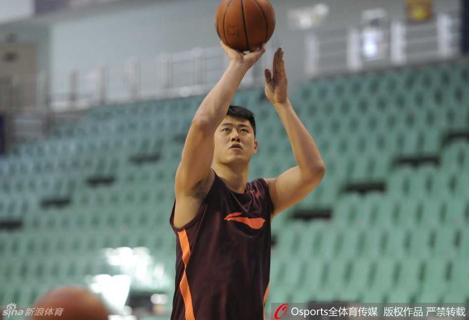 张松涛在训练师陪同下进行投篮练习，高高跃起将球投出，努力调整状态以求在轮转阵容中发挥更大作用