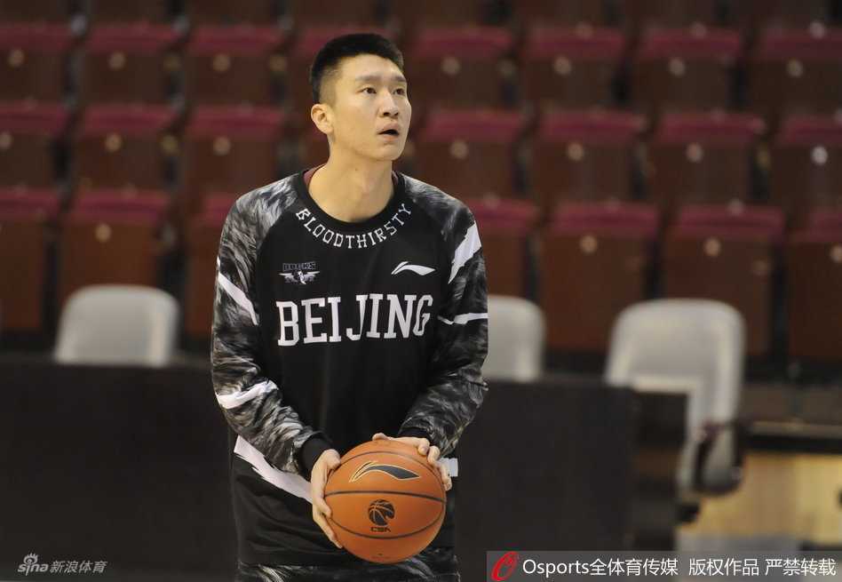 训练间隙，吉喆脸上挂着标志性的轻松笑容，似乎场上的任何压力都无法影响到这位空间型内线的好心情。