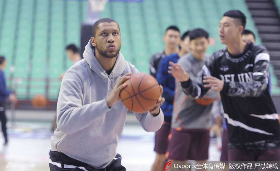 面对外界的喧嚣，莫里斯选择用最刻苦的训练回应，他运球、跳投一气呵成，肌肉线条在球馆灯光下显得格外醒目。