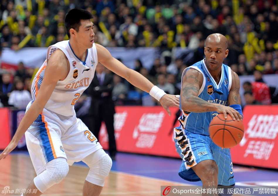 孙悦紧贴哈达迪进行交流，手指向场内某处，神情严肃，似乎在与这位高大的对手探讨刚刚发生的场上局势或是一次判罚。