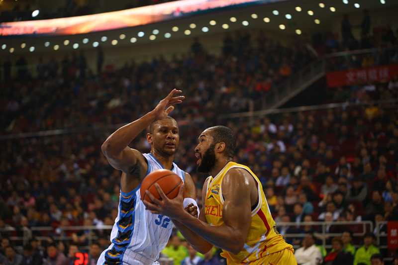 孙悦捕捉战机，在传球瞬间展现出极佳的视野，他即将用一记妙传撕破对手的整条防线。