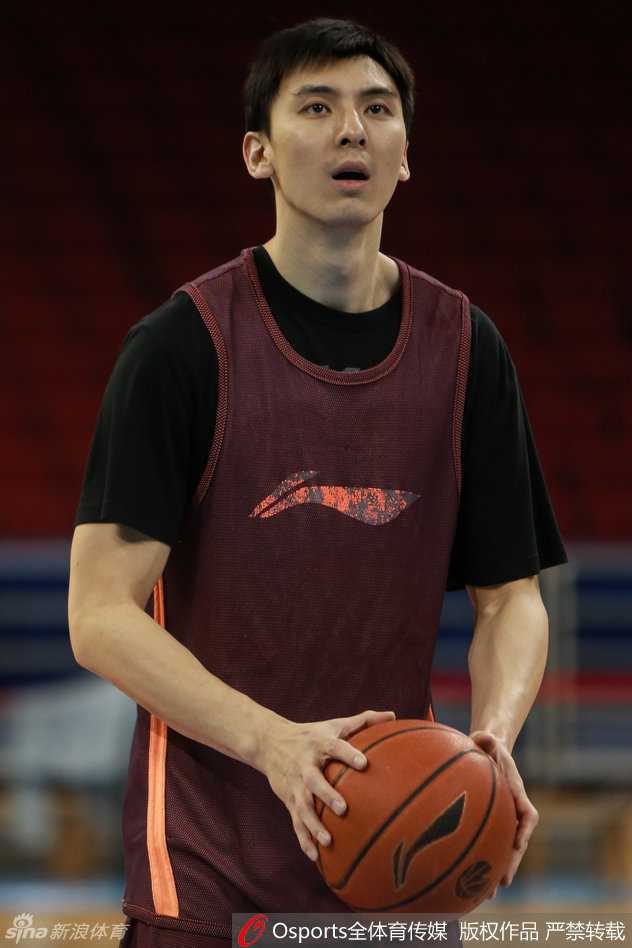 马布里目光如炬地注视篮筐，坚毅的眼神穿透镜头，这位即将年满四十岁的传奇后卫正用最职业的态度对待生涯的每一刻。