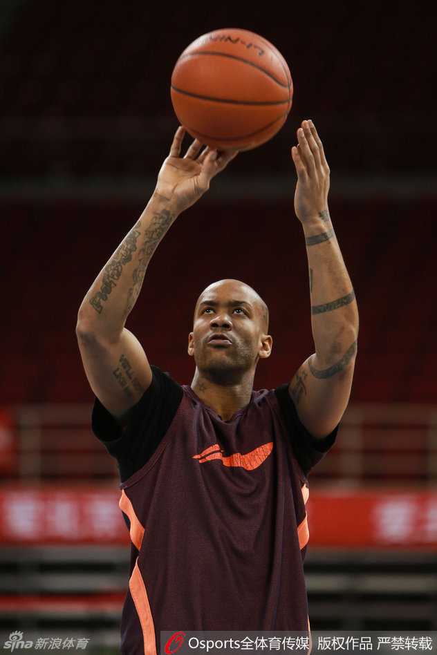 翟晓川、孙悦与王骁辉围在一起讨论战术，三人神情认真，仿佛在战场上制定作战计划，兄弟齐心其利断金。