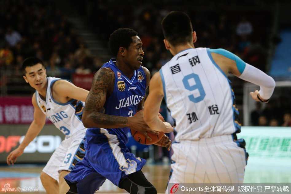 吉喆高高跃起奋力封盖，他用强硬的防守捍卫着北京队的禁区，那拼尽全力的姿态正是北京首钢铁血防守的最真实写照，令无数球迷为之动容。