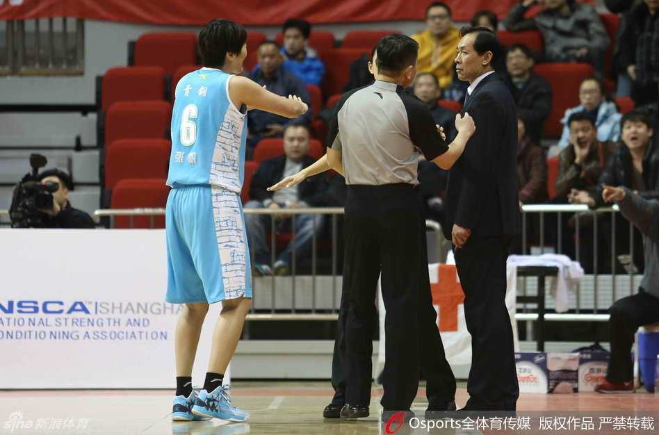 京城铁骑憾负天山飞虎,马布里独木难支难挽狂澜 新疆队外援布拉切在低位背身单打北京防守球员,他利用强壮的身体卡住位置,准备转身攻击篮筐。