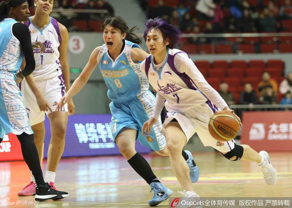 京城铁骑憾负天山飞虎,马布里独木难支难挽狂澜 北京队员迎着防守高高跃起,在空中舒展身体,完成一次精彩的上篮瞬间,整个球馆的目光都聚焦于此。