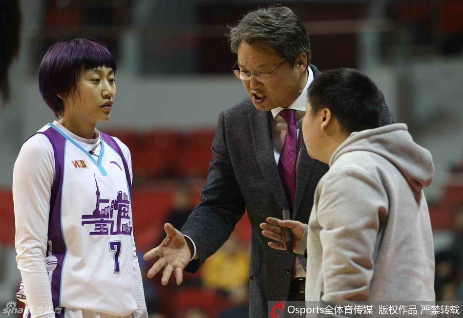 京城铁骑憾负天山飞虎,马布里独木难支难挽狂澜 身着白色球衣的北京队员运球突破新疆队的防线,他压低重心,高速杀向内线,展现出极强的攻击欲望。