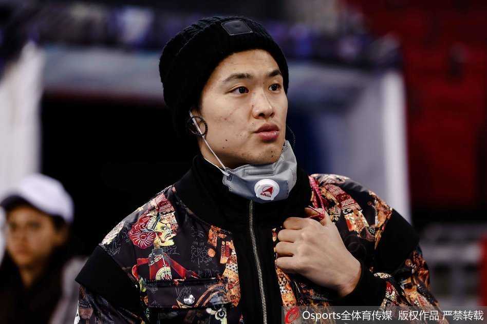 大巴车旁，球队工作人员正在清点装备，背景中的京城地标若隐若现，仿若海市蜃楼，记录下这次特别的客场之旅。