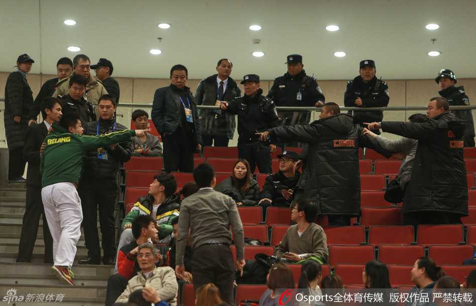 风波过后，看台上留下了一片狼藉，散落的纸张和杂物见证了刚刚的混乱。一名安保人员独自站在空荡荡的台阶上，背对镜头，望着远处还未完全散去的球迷，他的身影在空旷的看台衬托下，显得格外寂寥。