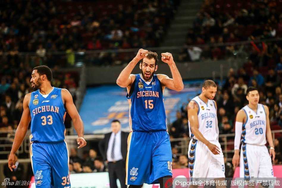 球队灵魂马布里闲庭信步般控球组织，他的眼神如鹰隼般犀利，时刻洞察着四川队的防线漏洞。