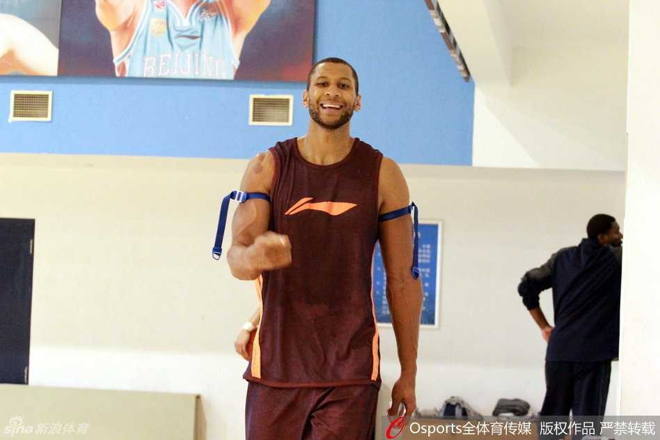 大外援兰多夫·莫里斯在训练间隙神情放松，嘴角带着一丝微笑，似乎对即将到来的新赛季胸有成竹。他在内线的扎实脚步和柔和手感，依然是北京队攻城拔寨最倚重的武器。