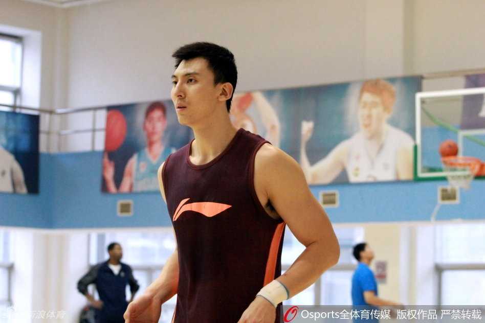 年轻后卫方硕在运球间隙低头沉思，仿佛在脑海中回放着刚刚的战术跑位。经过国家队的历练，他的身上多了一份沉稳与冷静，正努力向联盟顶级后卫的行列迈进。