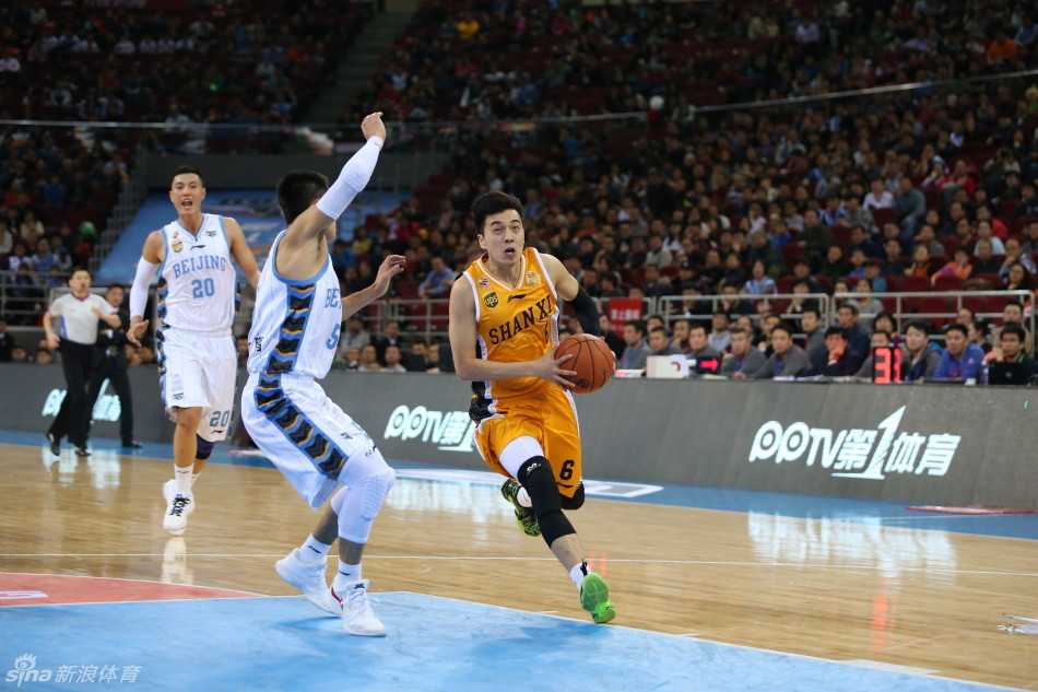 山西后卫曾令旭如利刃般坚决撕裂北京防线，三步上篮瞬间引发全场惊呼。