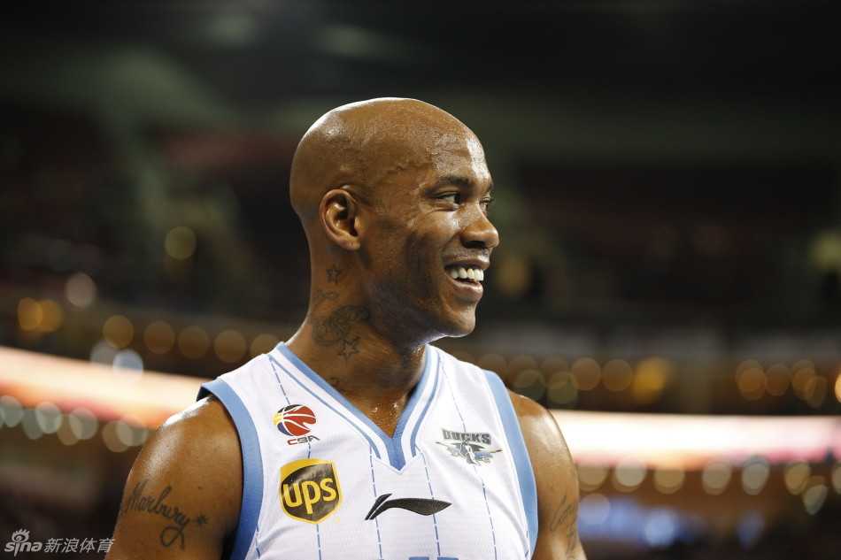 马布里高高跃起，在空中寻找队友，即便面对围堵，他的分球依然写意而精准，盘活全队进攻。