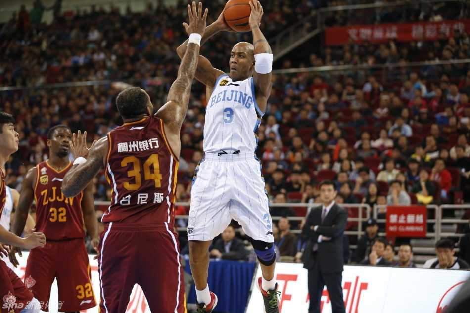 翟晓川如飞将军从天而降，在篮下展现出强大的终结能力，给予对手沉重一击。