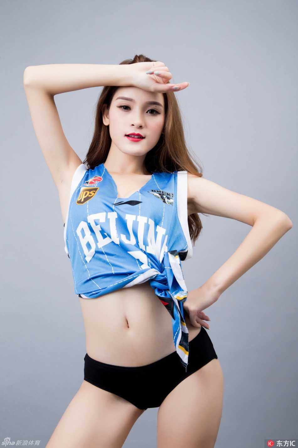 宝贝身穿红白相间动感舞服，高高跃起时裙摆飞扬，一双笔直修长的美腿在空中划出优美弧线，完美诠释力与美的结合