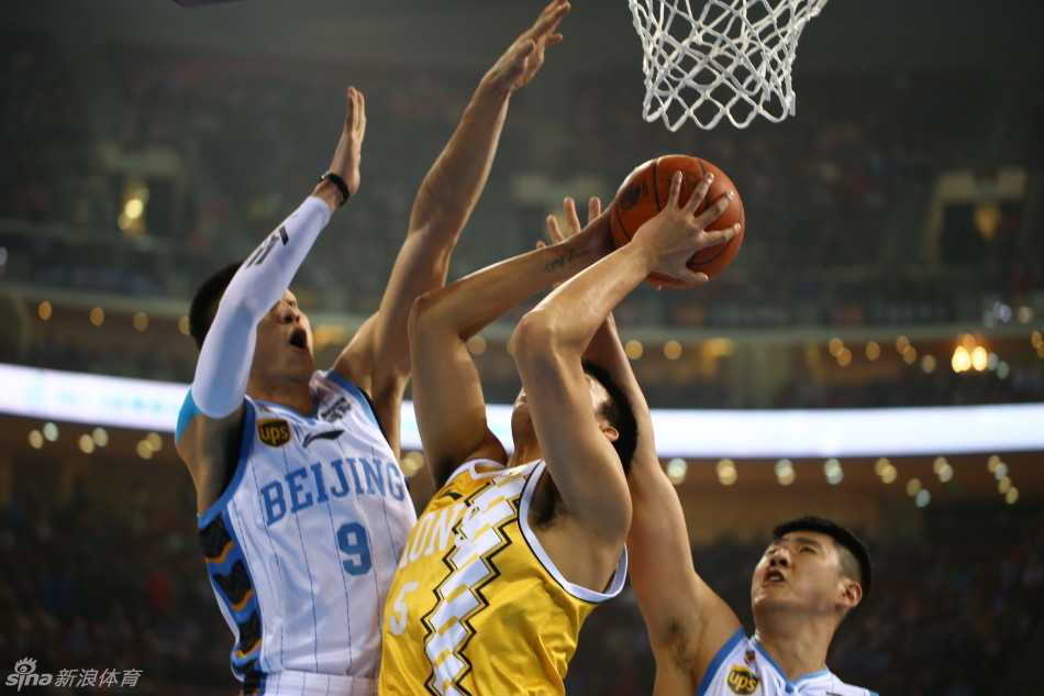 孙悦持球进攻一往无前，面对防守悍将毫无惧色，如利刃般直插广厦腹地。