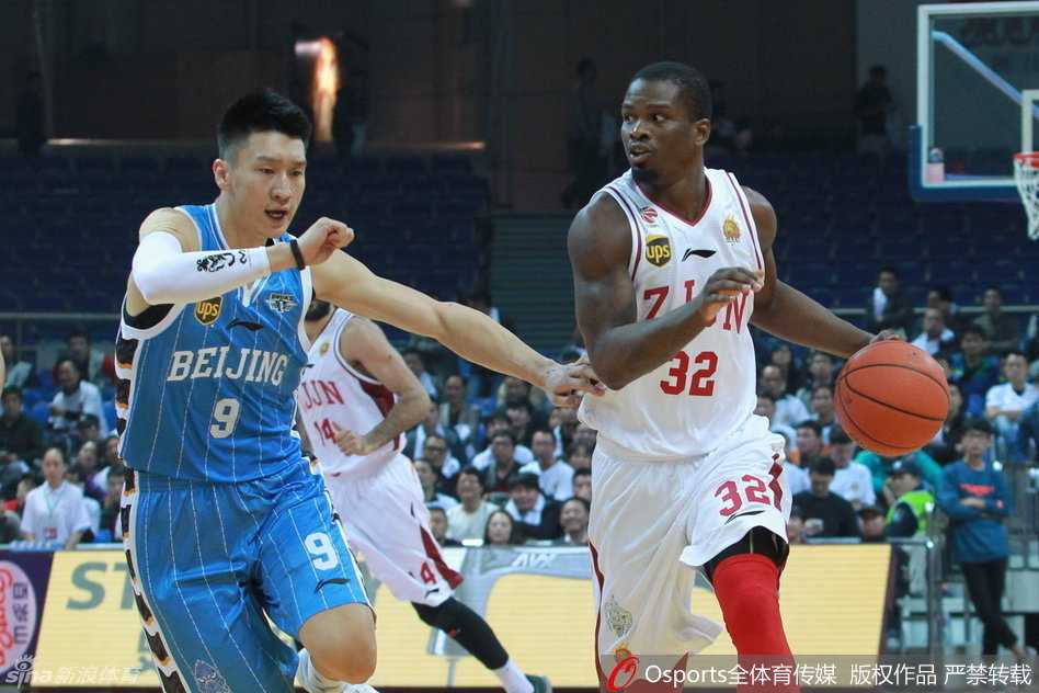 京浙大战:老马之怒与五棵松的风云变幻 巴赫拉米犹如波斯弯刀,强行突破防线,在空中拉杆躲过封盖,指尖轻轻一挑将球送入篮筐,动作一气呵成。