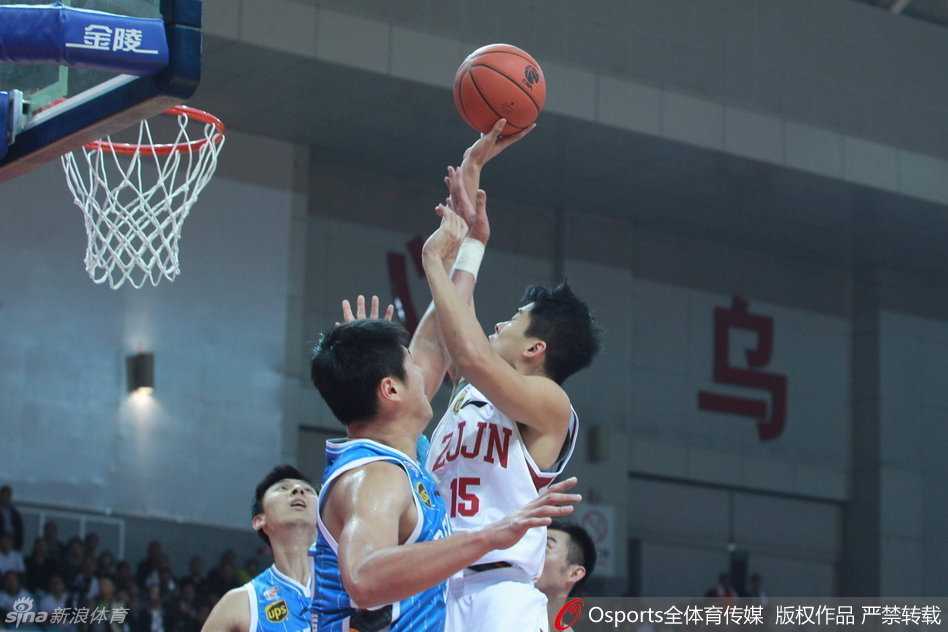 京浙大战:老马之怒与五棵松的风云变幻 莫里斯在对手的包夹下寸步不让,眼神坚毅地望向篮筐,肌肉线条在对抗中紧绷,展现出内线悍将的铁血本色。