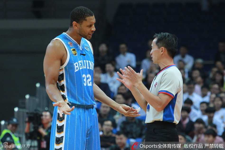 京浙大战:老马之怒与五棵松的风云变幻 裁判高举双手示意犯规,方硕站在原地紧紧盯着裁判手中的篮球,眼神中充满困惑与不屈,仿佛在无声地抗议这次判罚。