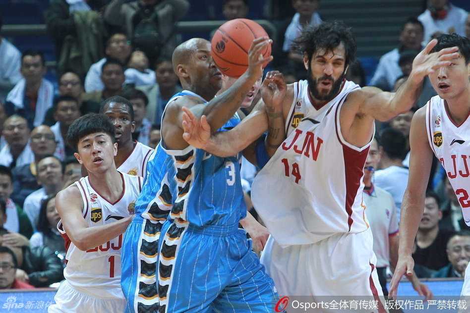 京浙大战:老马之怒与五棵松的风云变幻 斯蒂芬·马布里怒目圆睁,冲着裁判挥动着手臂,脸上的青筋暴起,表达着对这次吹罚的强烈不满,队友们奋力阻拦。