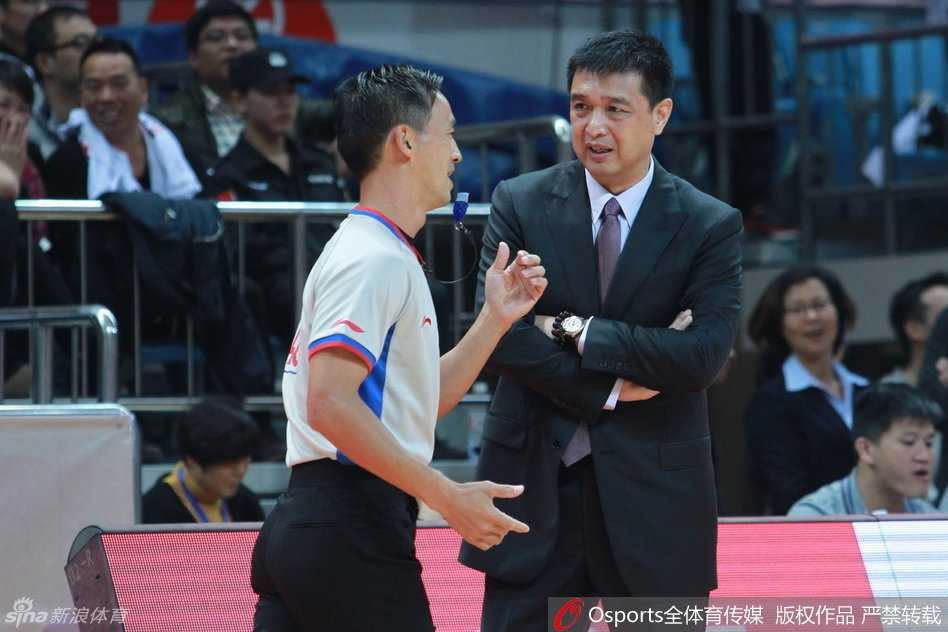 京浙大战:老马之怒与五棵松的风云变幻 马布里在被吹罚技术犯规后怒火中烧,他持球一条龙杀向前场,面对三人包夹强行起跳,上演极限反篮拉杆,震撼全场。