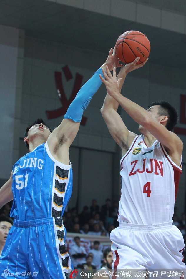 京浙大战:老马之怒与五棵松的风云变幻 吉喆在对方外援面前跃起擎天巨掌,指尖几乎触碰篮板上沿,完成一次霸气十足的排球大帽,五棵松瞬间沸腾。