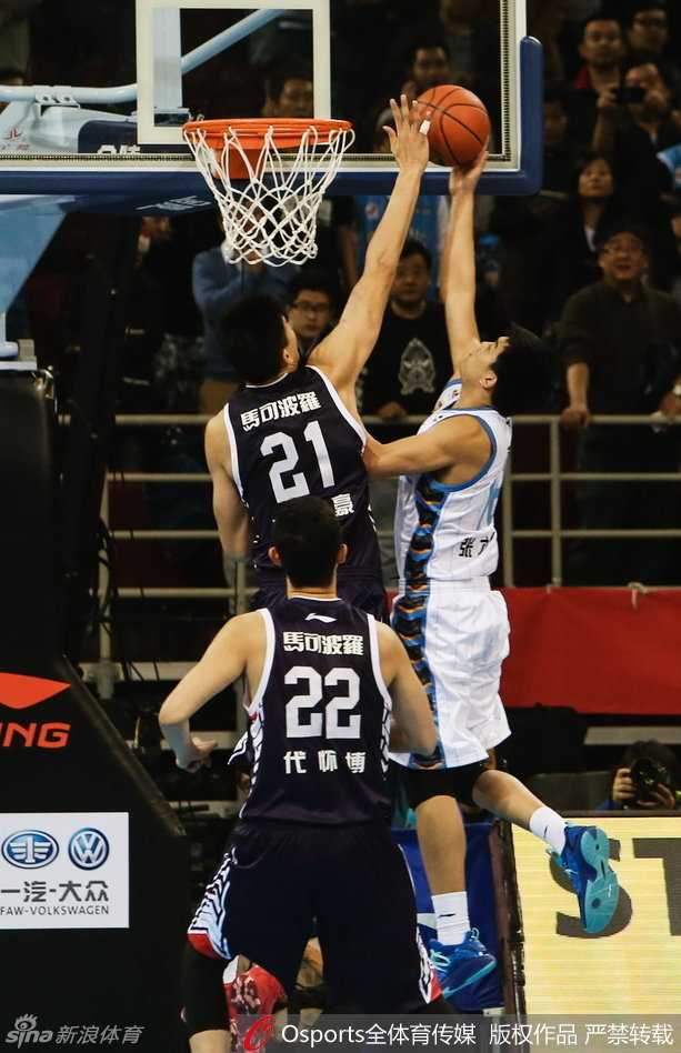 李慕豪长臂舒展，如同一座移动的高塔，将北京队张才仁的上篮意图完全笼罩在阴影之下，扇出了禁区