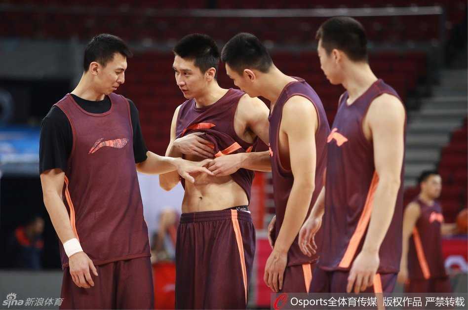 京狮蓄力待出征 团结一心剑指第四冠 核心外援马布里与队友吉喆进行着默契配合。训练结束后,两人仍在交流着防守心得,老马用手比划着,吉喆则认真聆听。这对并肩作战多年的战友,用行动诠释着信任与担当。