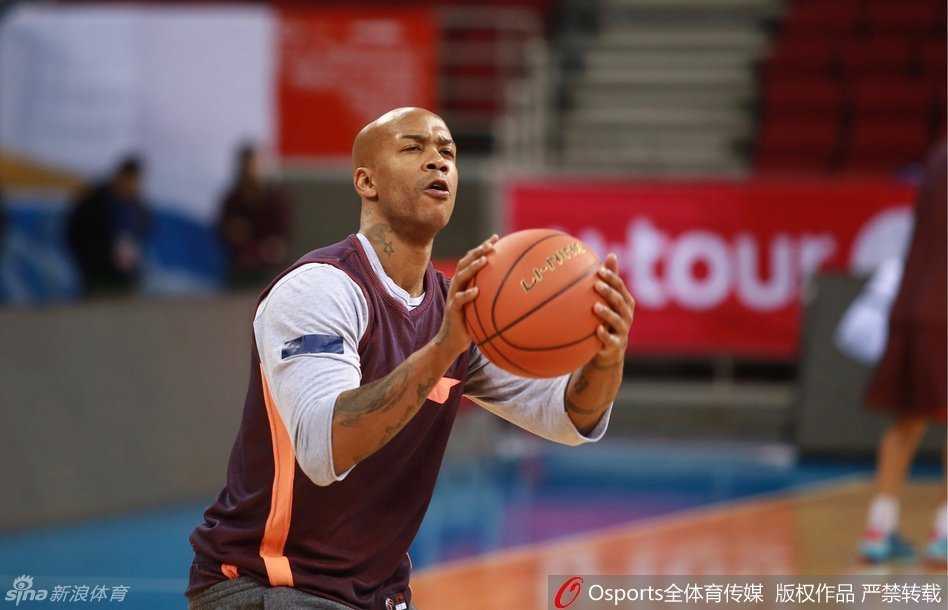 京狮蓄力待出征 团结一心剑指第四冠 北京首钢众将一字排开,进行着拉伸恢复训练。汗水浸透了他们的球衣,但每个人的脸上都写满了专注与坚毅,团队凝聚力在这一刻展现得淋漓尽致。