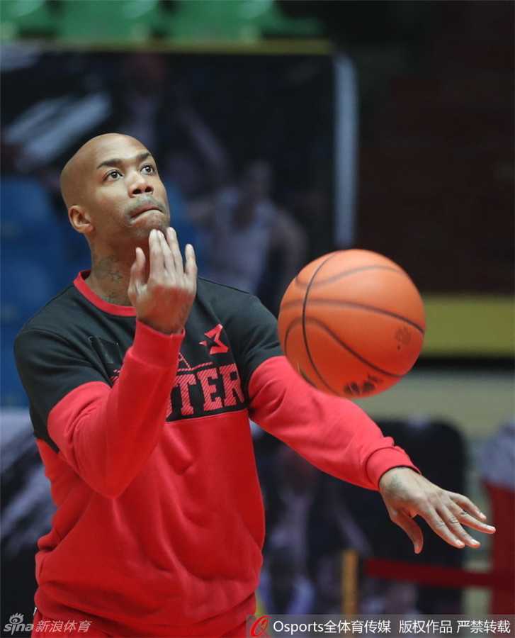 训练结束后，马布里与队友勾肩搭背走向场边，新老队员之间的传承与信任在这一刻定格，他们正在为即将到来的常规赛第19轮积蓄能量。