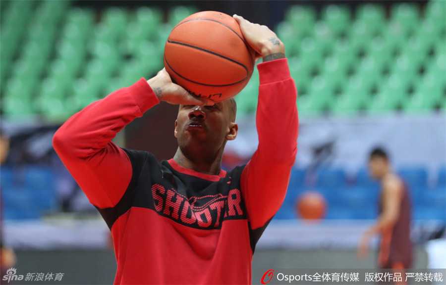 队友间的化学反应在训练中自然流露，大家围在一起互相鼓励，一个简单的击掌、一次会心的微笑，都彰显着这支冠军之师的深厚情谊。