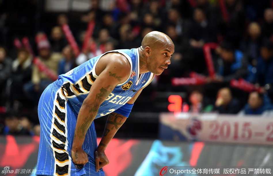 安德雷·布莱切在对方内线长人丛林中轻盈跃起，手腕柔和一抖，篮球带着完美的后旋，越过防守球员的指尖，稳稳坠入网窝，留下防守者无奈地仰望。