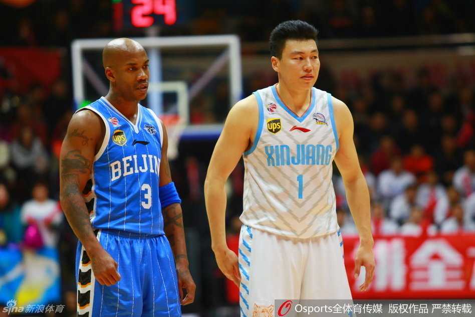 马布里犹如脚踩风火轮，高速带球推进至前场，面对两名新疆队球员的包夹，他毫无惧色，眼神坚毅地盯着篮筐，正准备起球完成一次决定性的单打。