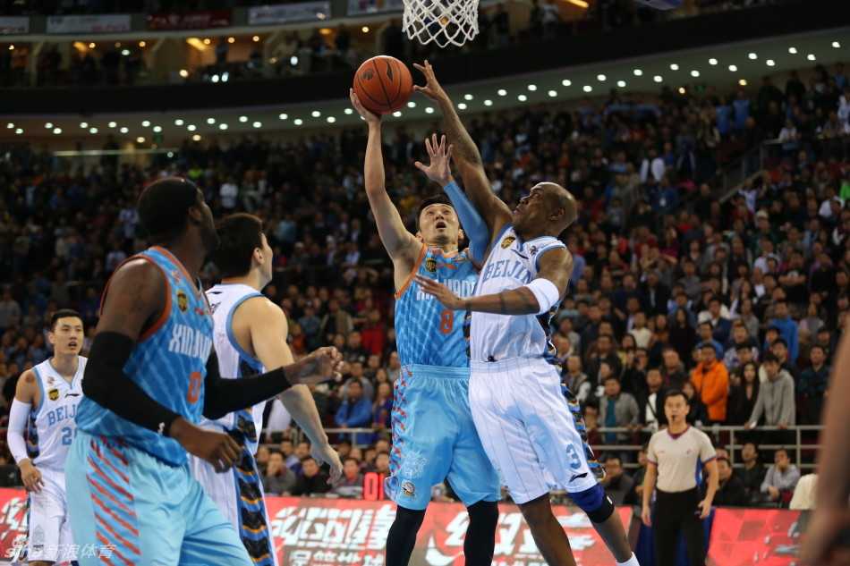 马布里在场上挥洒汗水，神情专注，他的每一次触球都牵动着球迷的心。