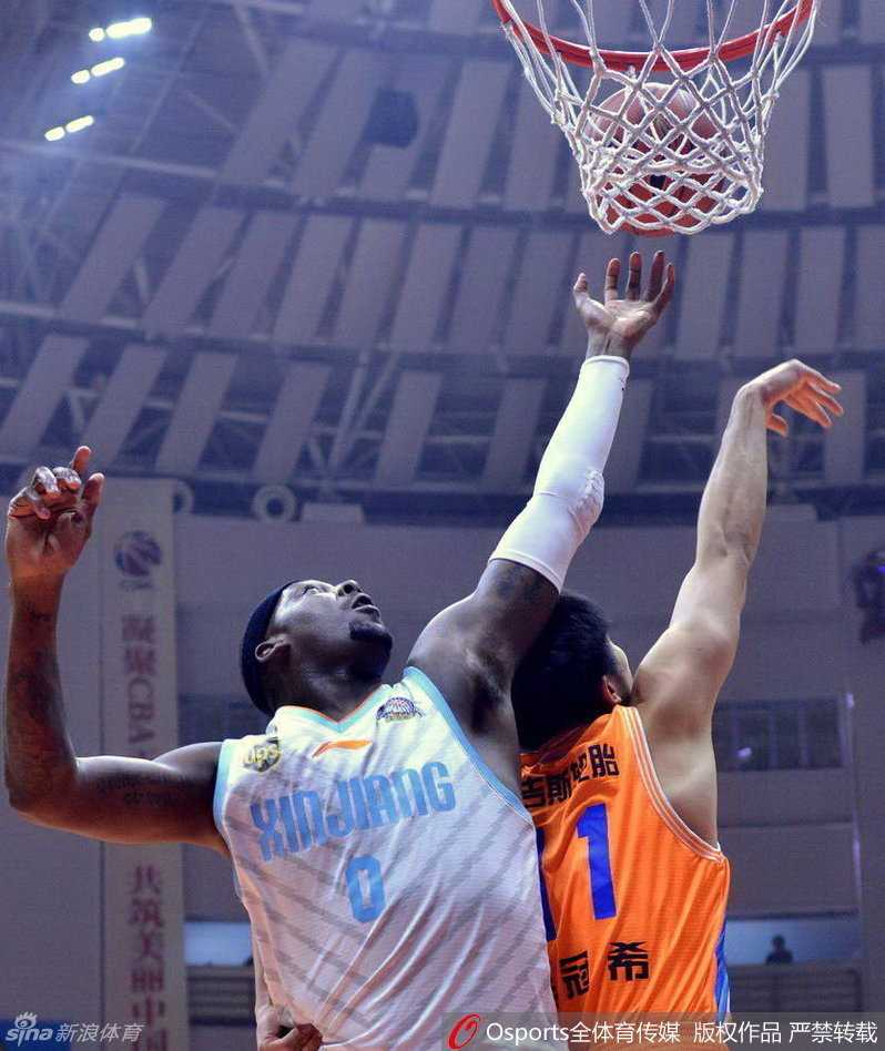 京疆大战经典回眸:铁血对抗中的友谊与激情 苏伟目光坚毅,神情无比专注,赛前的严肃表情预示着一场内线硬仗