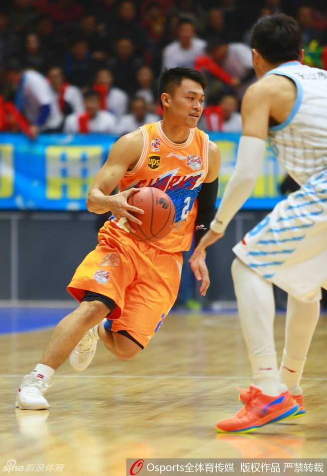 京疆大战经典回眸:铁血对抗中的友谊与激情 张兆旭摘下关键篮板后紧紧将球抱住,保护动作充满力量感