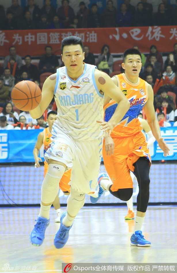 京疆大战经典回眸:铁血对抗中的友谊与激情 李学林稳健控球,手指向场上位置,正在组织关键的进攻配合