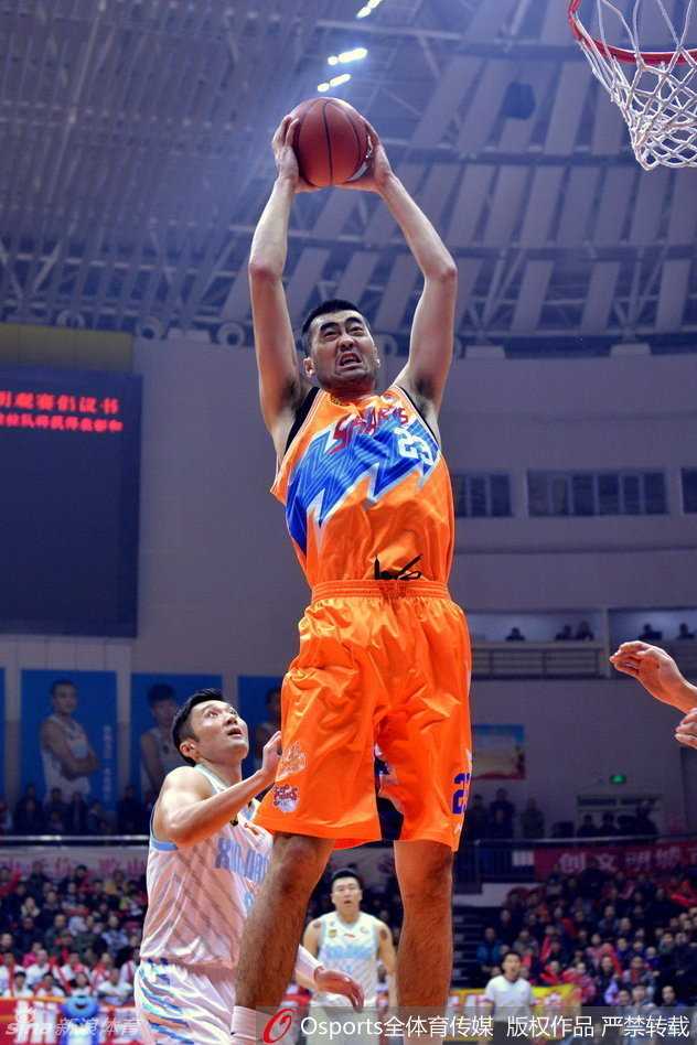 京疆大战经典回眸:铁血对抗中的友谊与激情 西热力江表情凶悍,眼神死死盯住对手,展现了令人窒息的防守态度