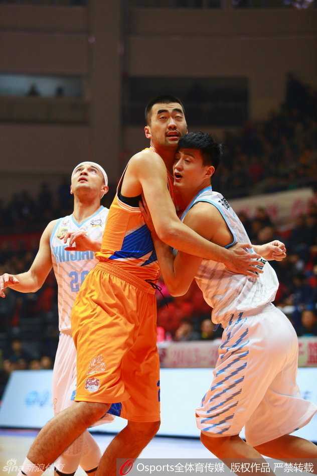 京疆大战经典回眸:铁血对抗中的友谊与激情 三人奋力争抢篮板,手臂纠缠在一起,场面充满火药味