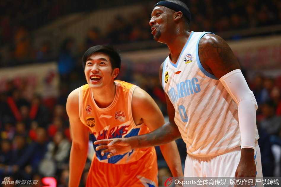 京疆大战经典回眸:铁血对抗中的友谊与激情 周琦伸展长臂,专注地进行赛前拉伸,眼神中透露出对胜利的渴望