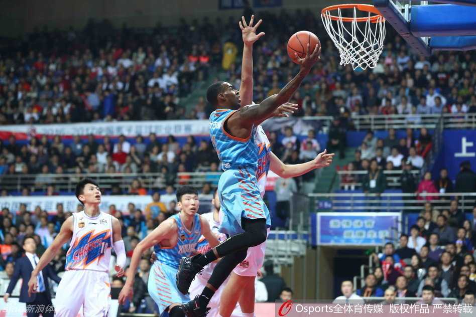 京疆大战经典回顾:刘晓宇飞身单骑,周琦暴扣憾负京城 李根背身单打,他像一辆重型坦克般用力量碾压防守者,随后一个敏捷的转身抹入篮下,在对抗中强行将球放入篮筐,霸气十足。