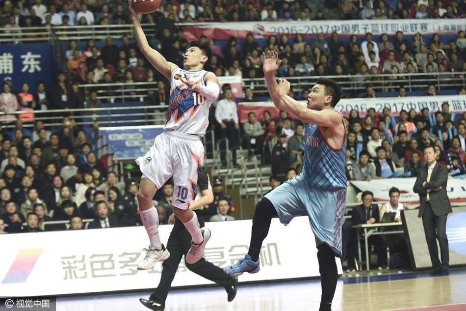 京疆大战经典回顾:刘晓宇飞身单骑,周琦暴扣憾负京城 刘晓宇如一道白色闪电撕裂新疆防线,他腾空而起,在空中滑翔后稳稳完成飞身上篮,眼神中写满坚定与杀气。