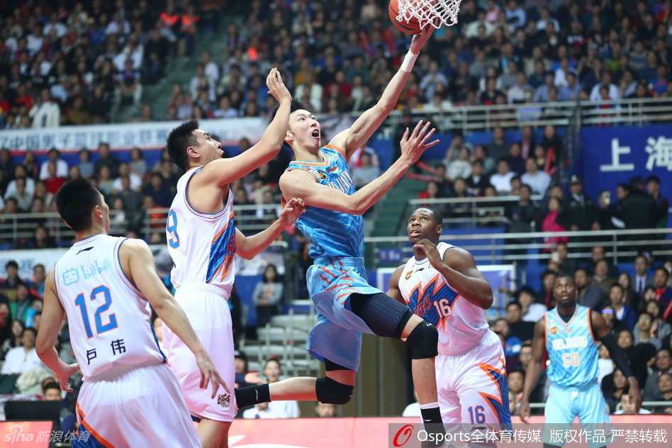 京疆大战经典回顾:刘晓宇飞身单骑,周琦暴扣憾负京城 亚当斯犹如灵猫般瞬间启动完成抢断,他一边运球一边挥手指挥队友落位,眼神犀利地观察着场上瞬息万变的局势,组织起致命的反击。