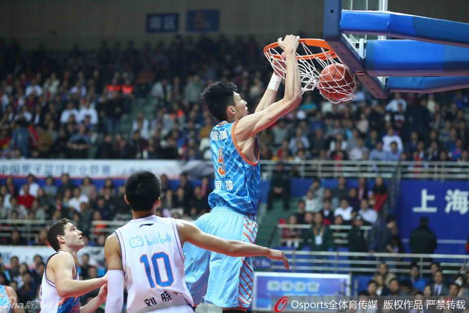 京疆大战经典回顾:刘晓宇飞身单骑,周琦暴扣憾负京城 面对北京队的重重包围,周琦在篮下强硬卡位,接到传球后旱地拔葱,用一记势大力沉的单手劈扣宣告禁区主权,防守球员只能望球兴叹。