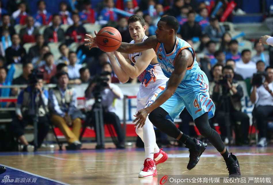 京疆大战经典回顾:刘晓宇飞身单骑,周琦暴扣憾负京城 面对新疆队两人如影随形的包夹防守,刘晓宇压低重心牢牢护住皮球,他在夹缝中寻找出球路线,虽然身处重围却毫无惧色。