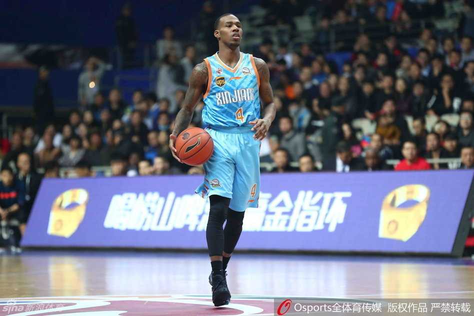 京疆大战经典回顾:刘晓宇飞身单骑,周琦暴扣憾负京城 暂停时分,西热力江与周琦肩并肩站在场边,西热用力比划着防守站位,周琦则低头认真倾听,两人神情严肃地交流着战术心得。