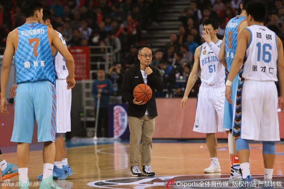 京疆大战:铁血柔情与宿敌新篇,那一夜的五棵松篮球故事 篮坛名宿李宁亲自为新赛季抛球,橙色的篮球在聚光灯下划出弧线,宣告着CBA战火重燃的庄严时刻。